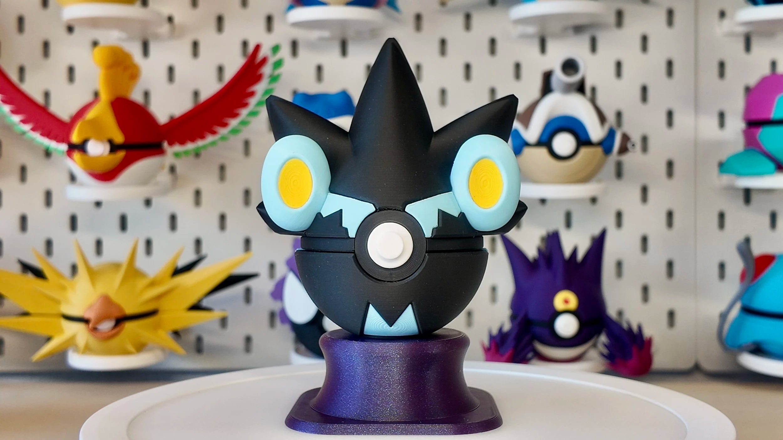 Pokémon-Inspired 3D Printed Poké Ball – Luxray