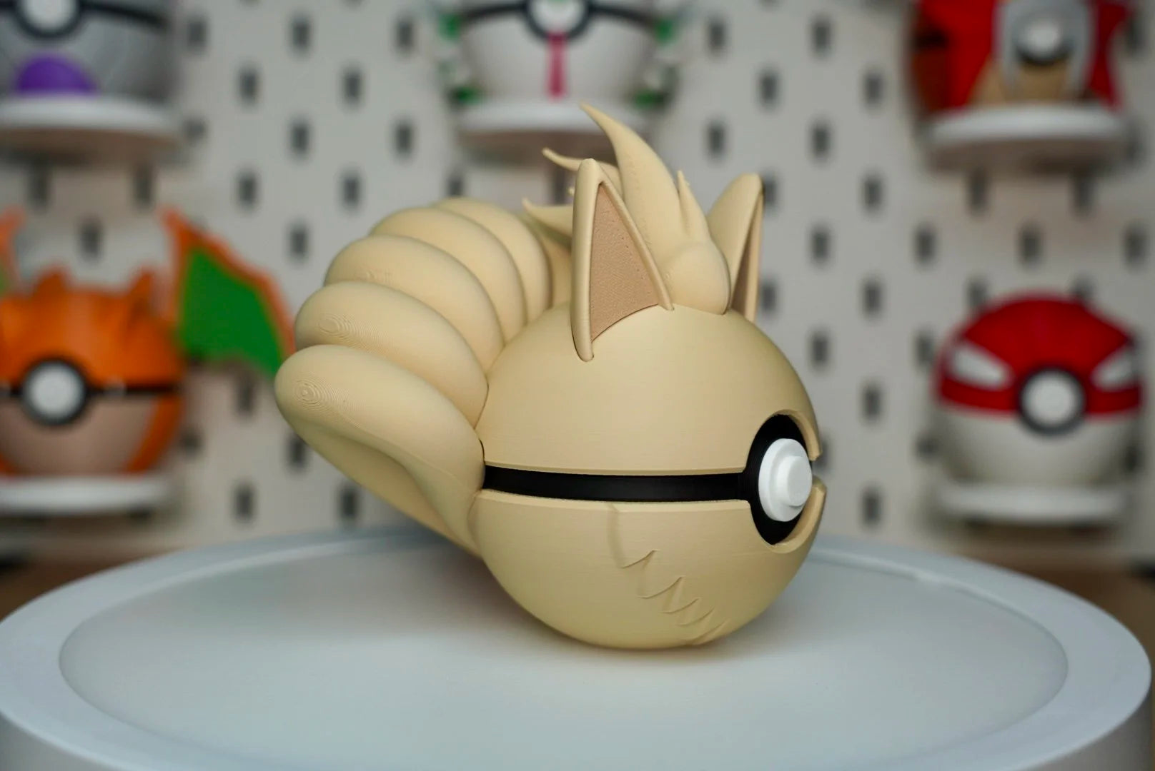 Ninetales Poké Ball – Premium 3D-Printed Collector Replica & Gift