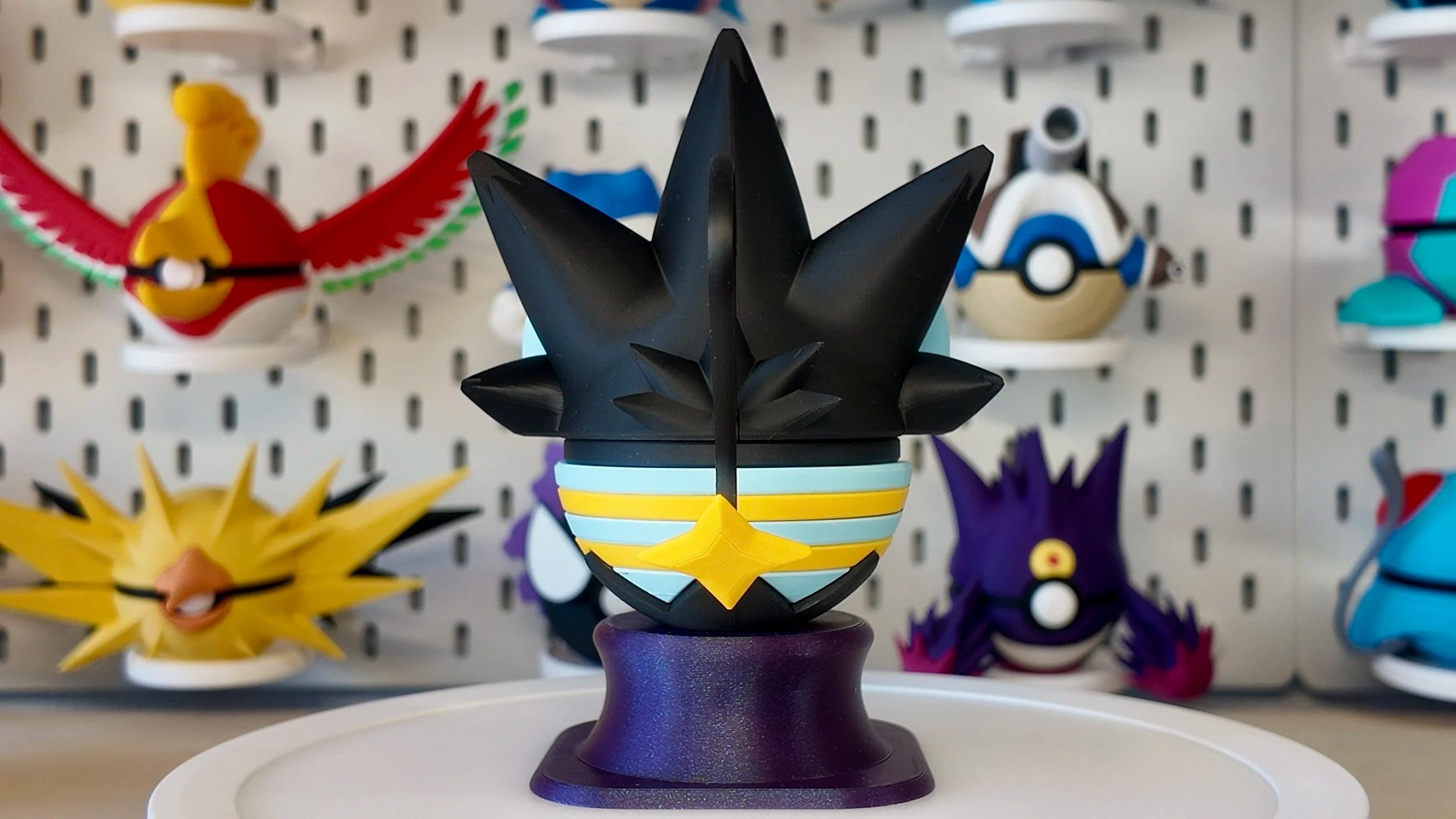 Pokémon-Inspired 3D Printed Poké Ball – Luxray