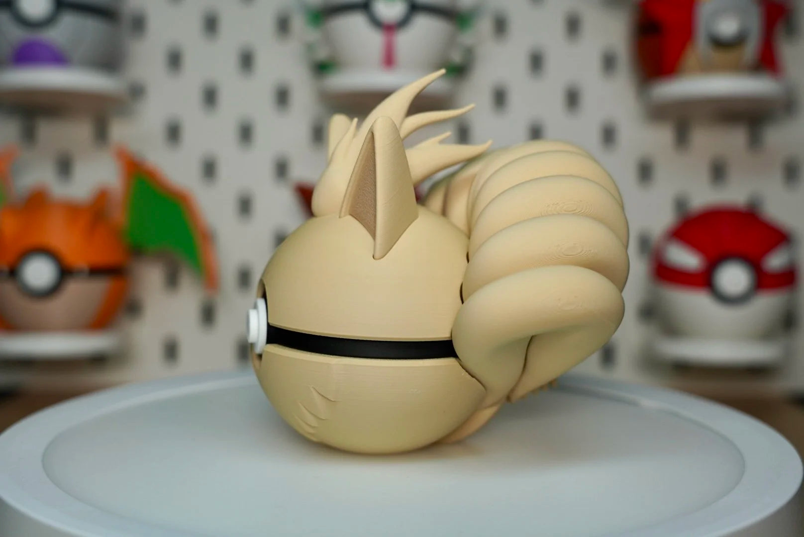 Ninetales Poké Ball – Premium 3D-Printed Collector Replica & Gift