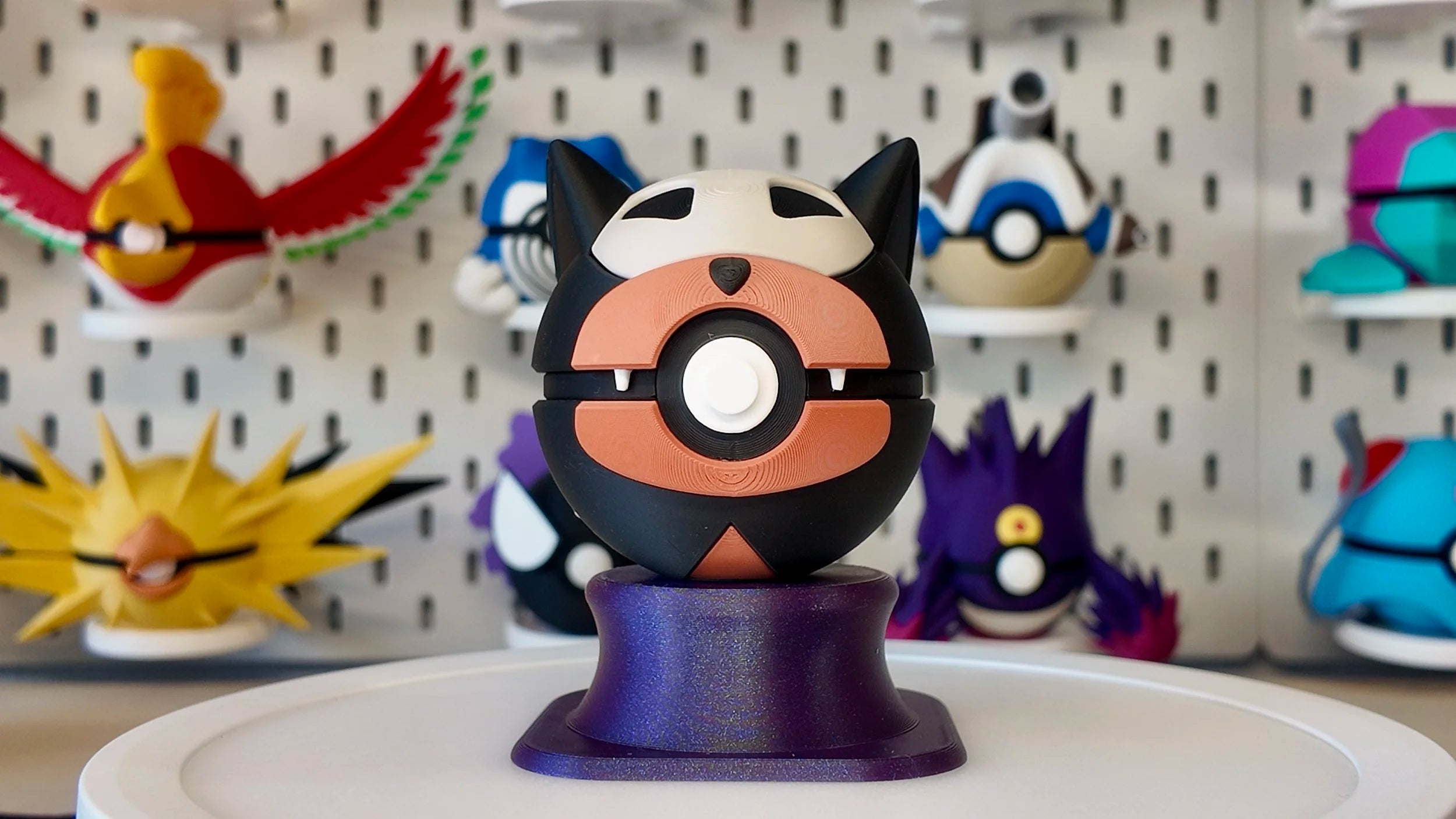 Pokémon-Inspired 3D Printed Poké Ball – Houndour