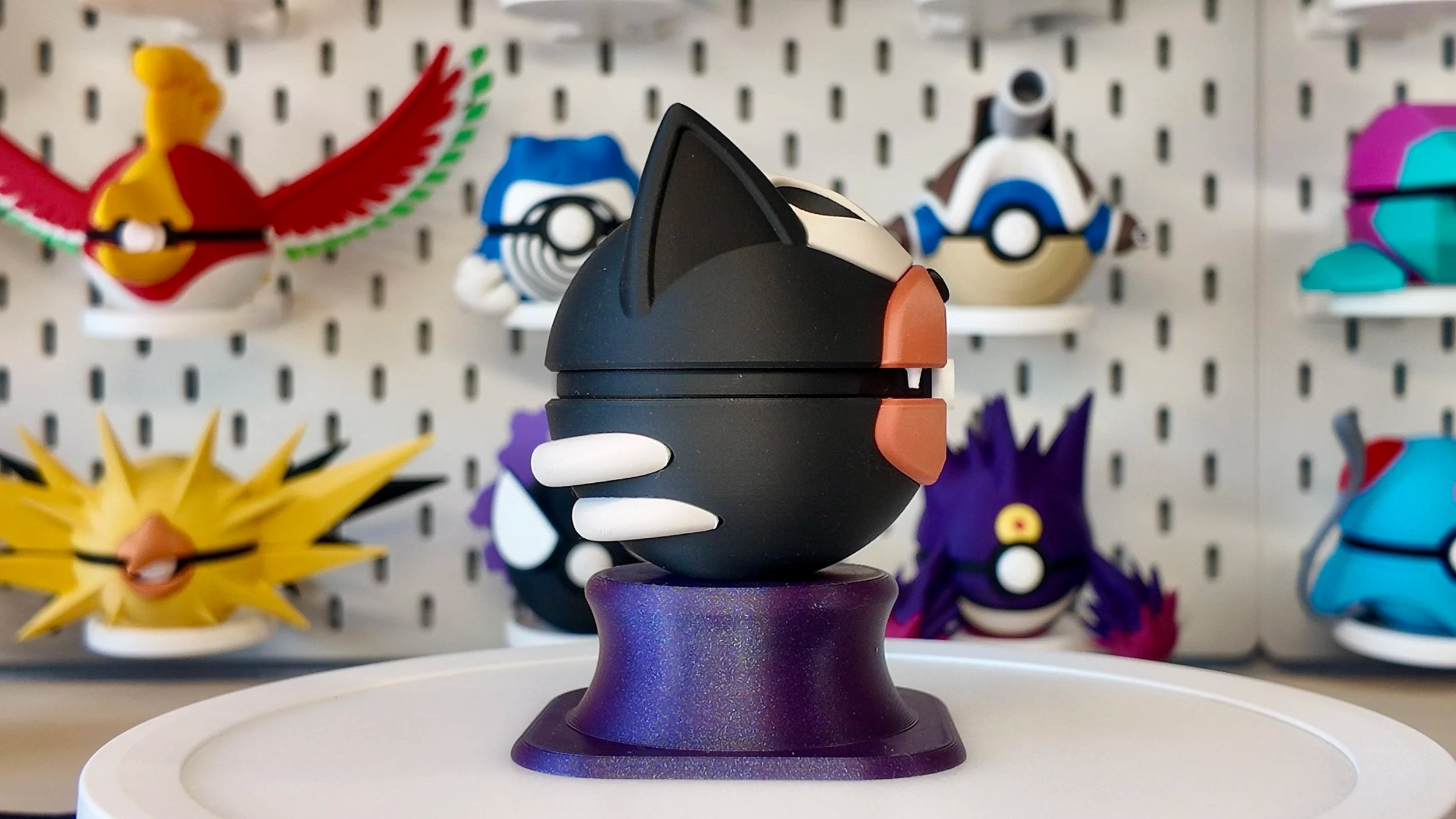 Pokémon-Inspired 3D Printed Poké Ball – Houndour