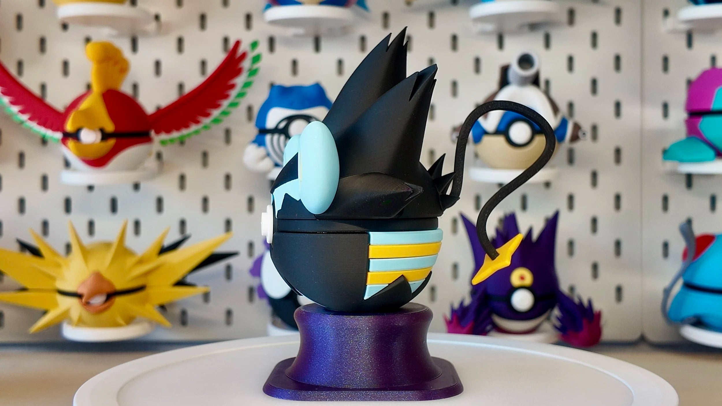 Pokémon-Inspired 3D Printed Poké Ball – Luxray
