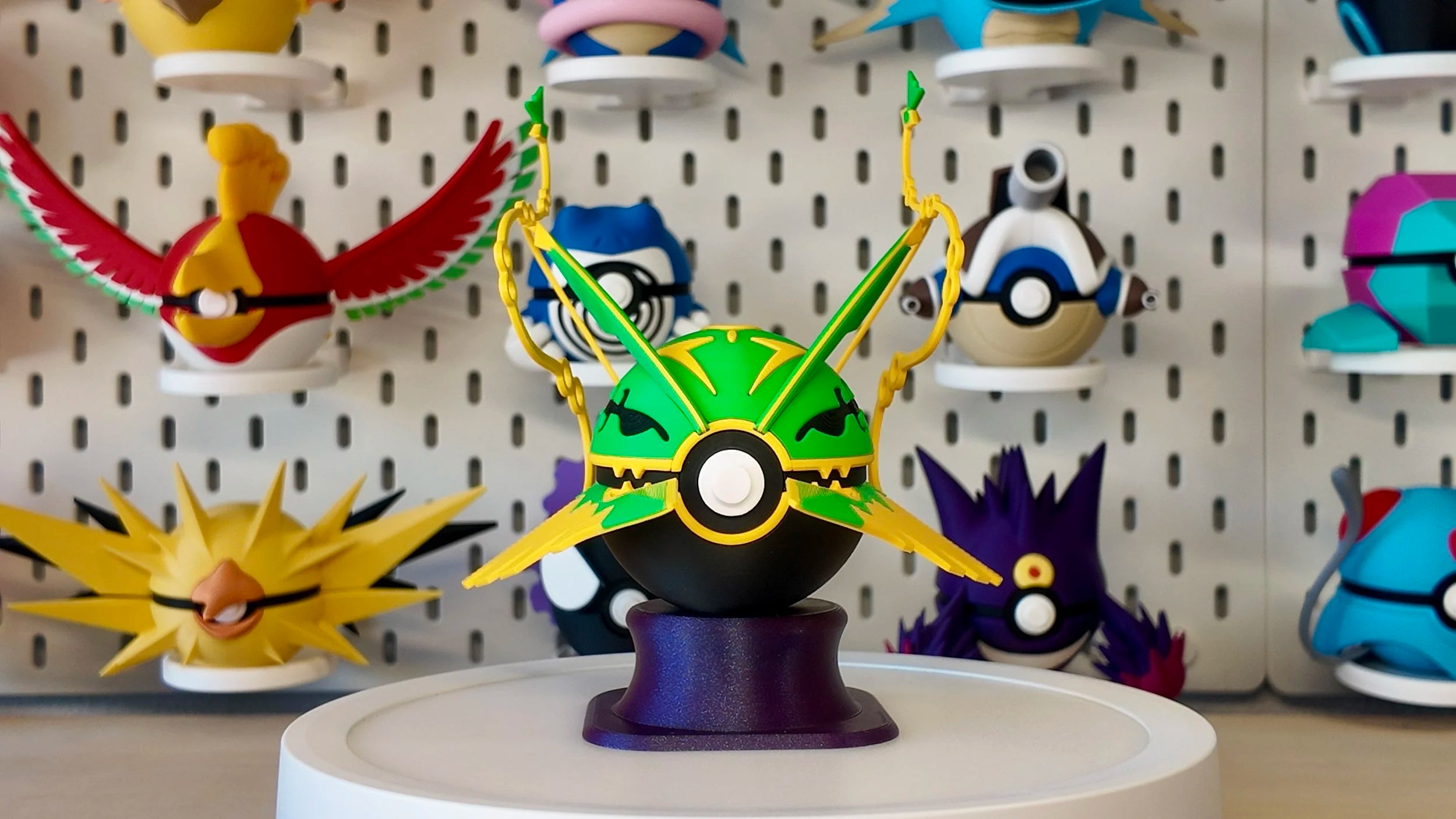 Pokémon-Inspired 3D Printed Poké Ball – Mega Rayquaza