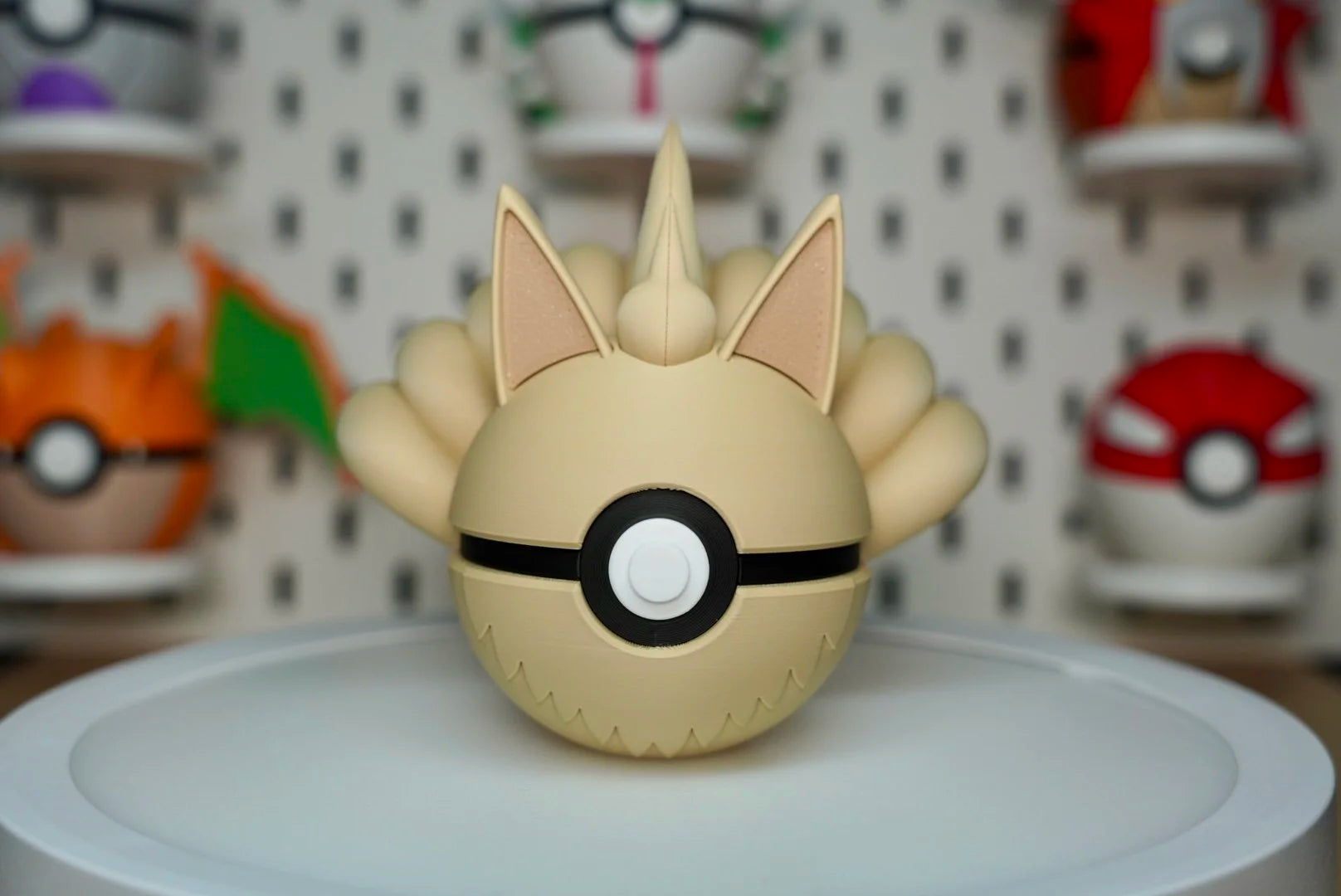 Ninetales Poké Ball – Premium 3D-Printed Collector Replica & Gift