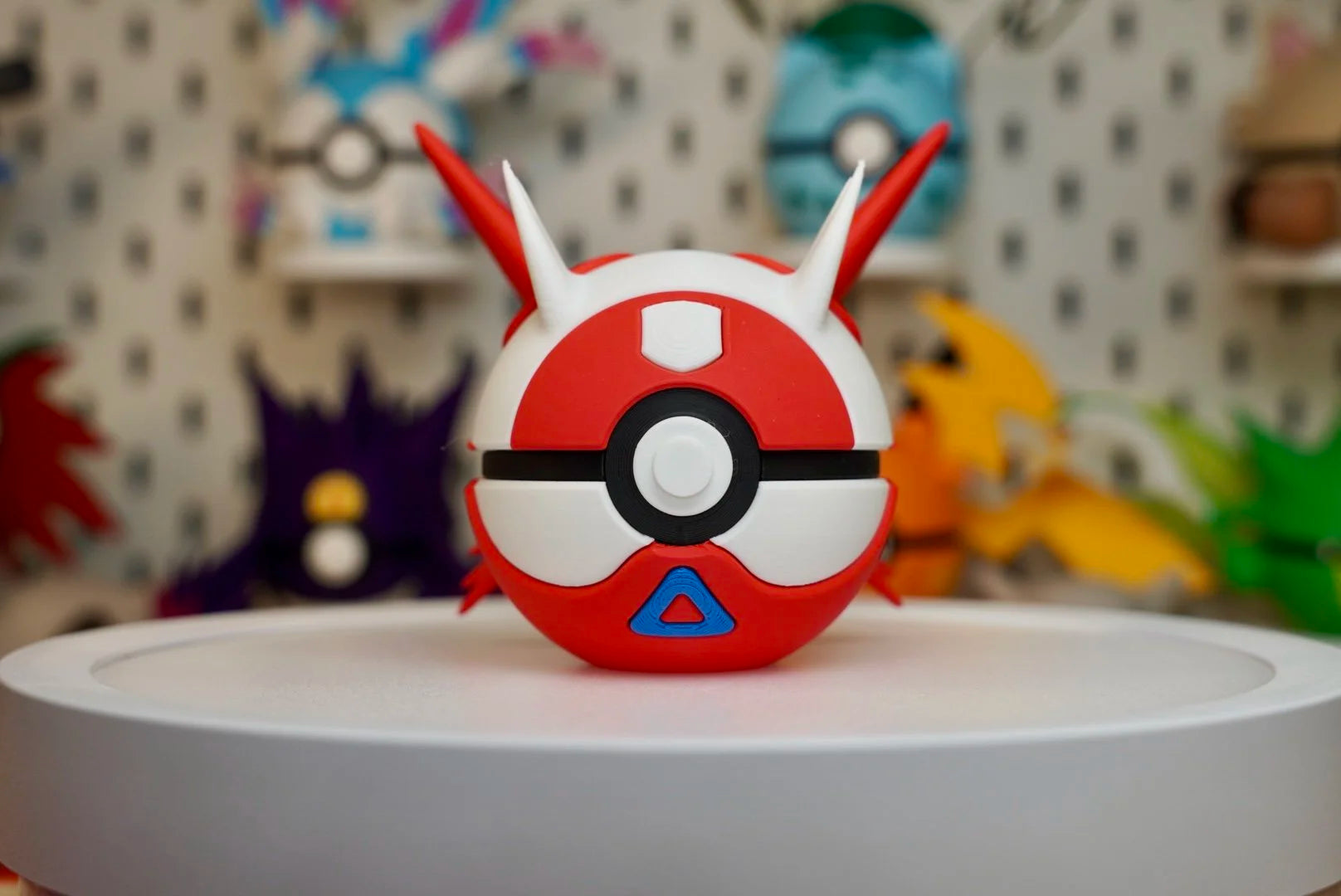 Latias Poké Ball Replica – 3D Printed Pokémon Display Collectible