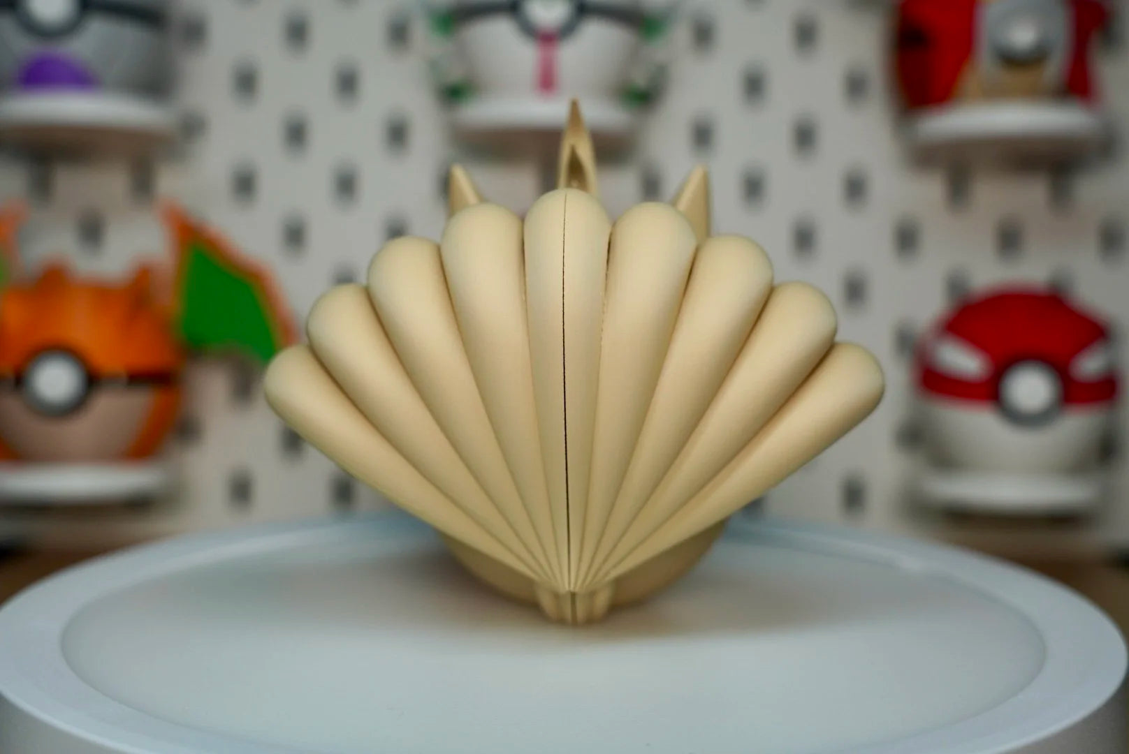 Ninetales Poké Ball – Premium 3D-Printed Collector Replica & Gift