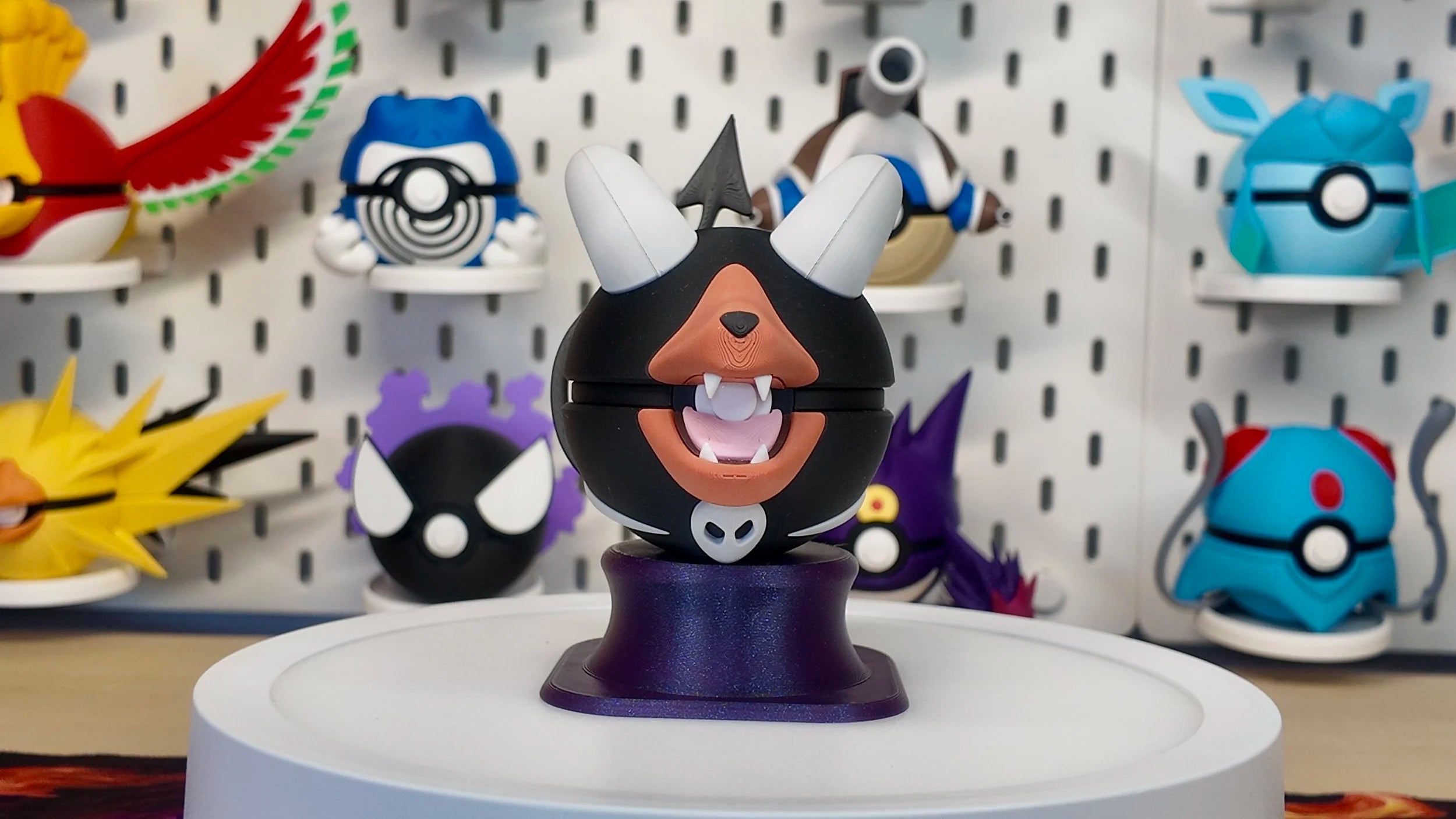 Pokémon-Inspired 3D Printed Poké Ball – Houndoom
